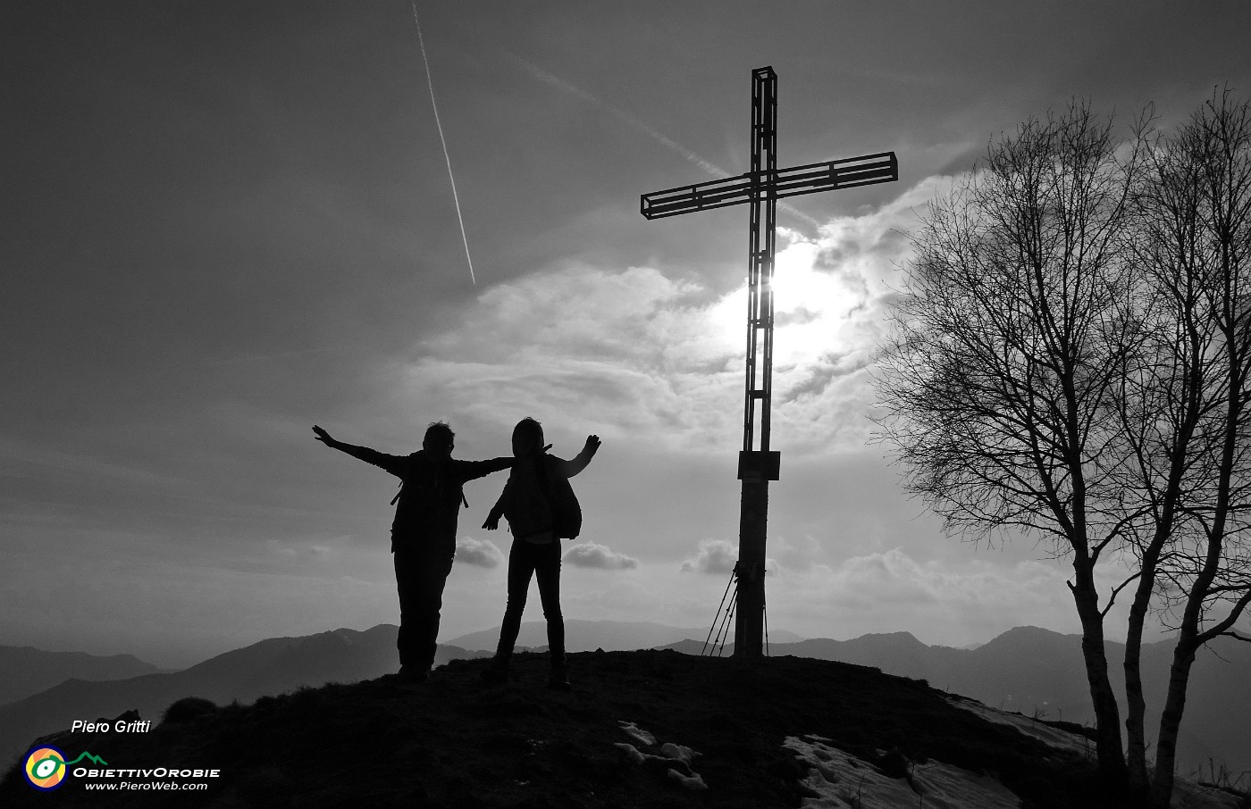82 Alla croce di vetta del Monte Gioco (1366 m).jpg -                                